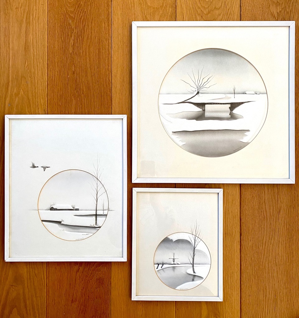 COMPLETE SET VAN DRIE SCHILDERIJEN zijnde 35x42, 32x26 en 46x46, allen met witte lijst, bij elkaar passende winteraquarellen van A.Wieringa, 1984: €230,-- 